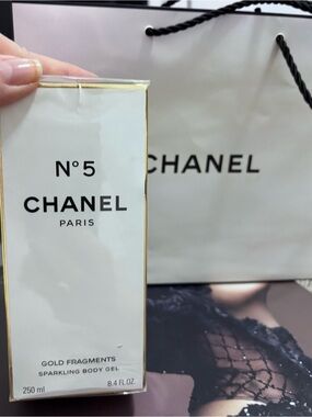 CHANEL N°5 Gold Fragments Sparkling Body Gel 8.4 fl. oz.
LIMITED EDITION